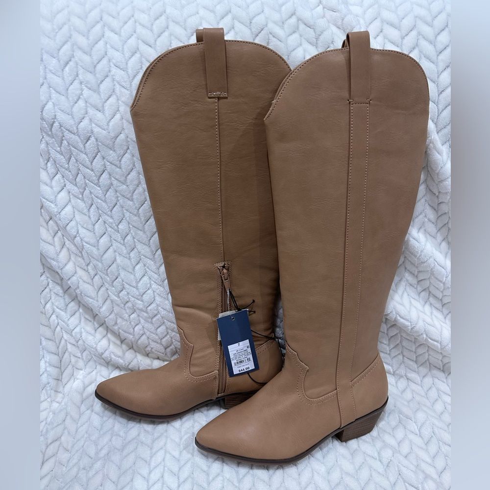 Universal threads boots